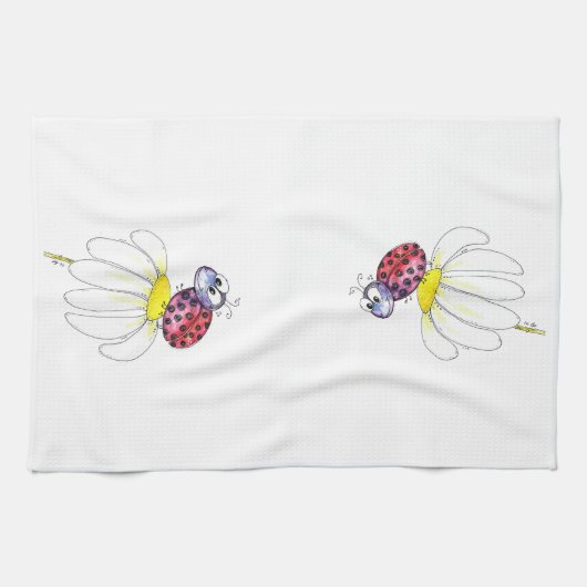 Kute Whimsical Red Ladybug op een witte trap Theedoek (Horizontaal)