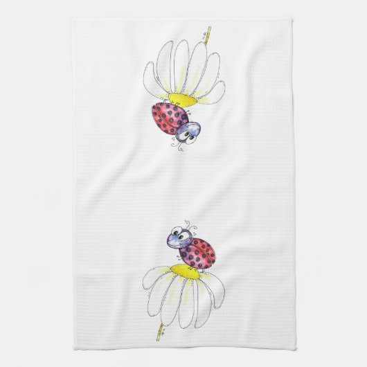 Kute Whimsical Red Ladybug op een witte trap Theedoek (Verticaal)