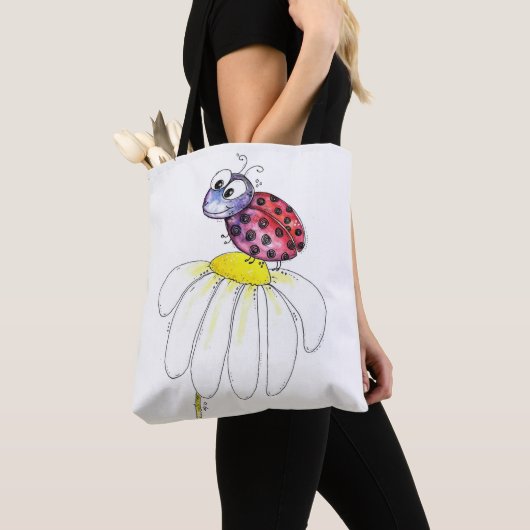 Kute Whimsical Red Ladybug op een witte trap Tote Bag (Dichtbij)