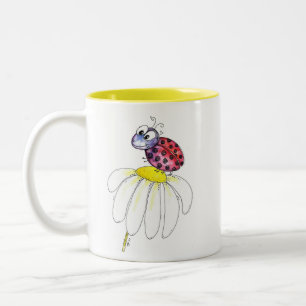 Kute Whimsical Red Ladybug op een witte trap Tweekleurige Koffiemok