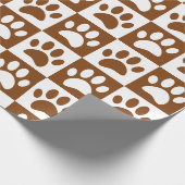 Kute White en Brown Paw Print Checkerboard Cadeaupapier (Hoek)