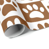 Kute White en Brown Paw Print Checkerboard Cadeaupapier (Rol Hoek)