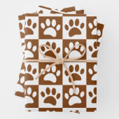 Kute White en Brown Paw Print Checkerboard Inpakpapier Vel (In situ)