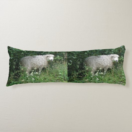 Kute White Fluffy Sheep Eating Body Pillow Lichaamskussen (Voorkant)