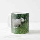 Kute White Fluffy Sheep Eating Mok (Voorkant links)