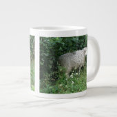 Kute White Fluffy Sheep Eating Mok (Voorkant rechts)