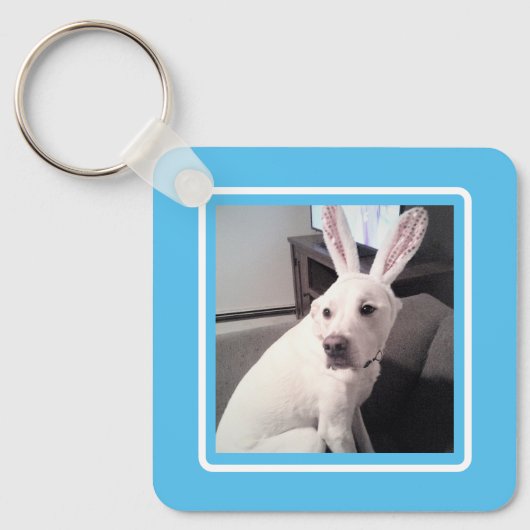 Kute White Puppy Dog met paashaas blauw Sleutelhanger (Voorkant)