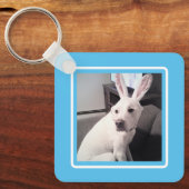 Kute White Puppy Dog met paashaas blauw Sleutelhanger (Voorkant)