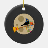 Kute Witch's Crow on a Broom Spreading Snoepjes Keramisch Ornament (Achterkant)