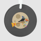 Kute Witch's Crow on a Broom Spreading Snoepjes Ornament (achterkant)