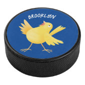 Kute zingende gele cartoon kanarie vogel hockey puck (3/4)