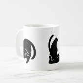 Kute zwarte kat op verschillende posities in de yo koffiemok (Voorkant links)