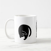 Kute zwarte kat op verschillende posities in de yo koffiemok (Links)