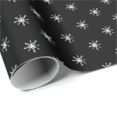 Kute zwarte witte hand verdrinkt sneeuwvlokken van cadeaupapier (Rol Hoek)