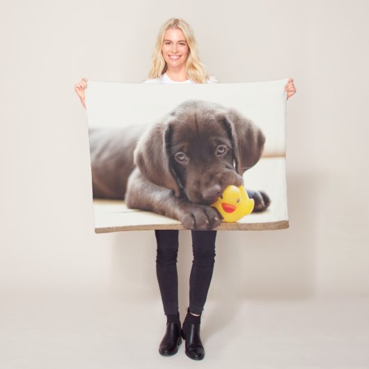 Kutest Baby Animals | Chocolade Labrador Puppy Fleece Deken (In situ)