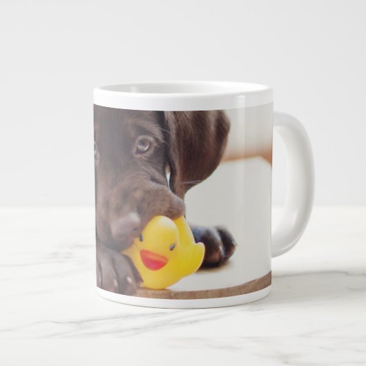 Kutest Baby Animals | Chocolade Labrador Puppy Grote Koffiekop (Voorkant rechts)