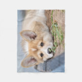 Kutest Baby Animals | Corgi Laying in the Yard Fleece Deken (Voorkant)