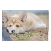 Kutest Baby Animals | Corgi Laying in the Yard Kussensloop (Achterkant)