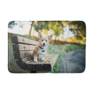 Kutest Baby Animals   Corgi Puppy op een parkbank Badmat