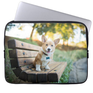 Kutest Baby Animals Corgi Puppy op een parkbank Laptop Sleeve