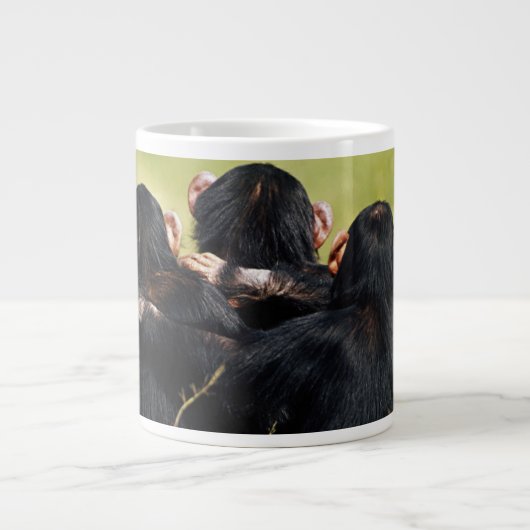 Kutest Baby Animals | Drie Chimpansees Hugging Grote Koffiekop (Voorkant)