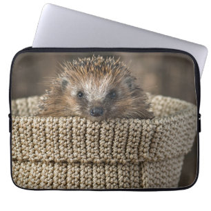 Kutest Baby Animals   Egel in een mand Laptop Sleeve