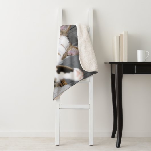 Kutest Baby Animals | Kat in bed Sherpa Deken (In situ)