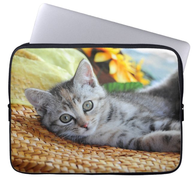 Kutest Baby Animals | Kitten Lounging Laptop Sleeve (Voorkant)