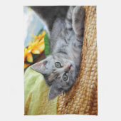 Kutest Baby Animals | Kitten Lounging Theedoek (Verticaal)