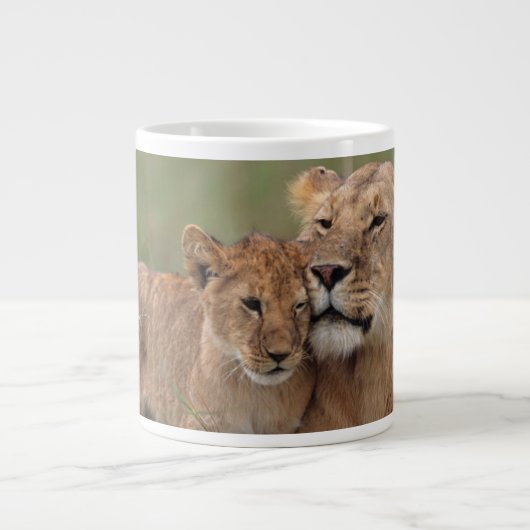 Kutest Baby Animals | Lion Cub en moeder Grote Koffiekop (Voorkant)