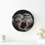 Kutest Baby Animals | Otters Holding Hands Grote Klok<br><div class="desc">Dit schattige afbeelding van Getty babybeestjes heeft twee otters die handen vasthouden.</div>