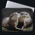 Kutest Baby Animals | Otters Holding Hands Laptop Sleeve<br><div class="desc">Dit schattige afbeelding van Getty babybeestjes heeft twee otters die handen vasthouden.</div>