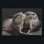 Kutest Baby Animals | Otters Holding Hands Theedoek<br><div class="desc">Dit schattige afbeelding van Getty babybeestjes heeft twee otters die handen vasthouden.</div>