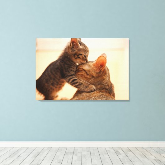 Kutest Baby Animals | Tabby Kitten Kiss Canvas Afdruk (Insitu (Houten vloer))