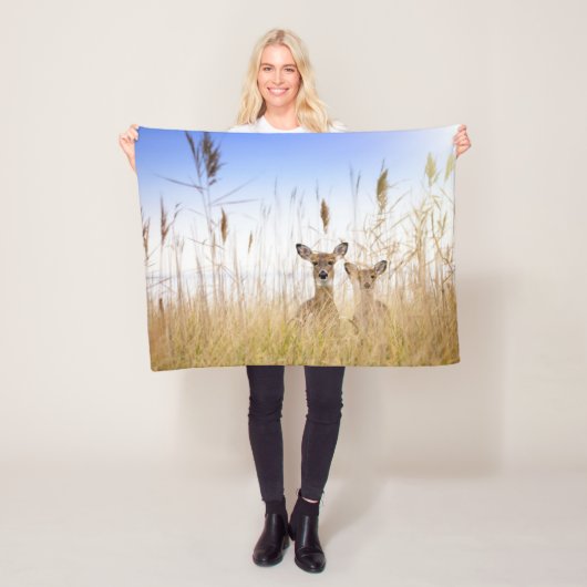 Kutest Baby Animals | Twee jonge Witte Gedetaillee Fleece Deken (In situ)