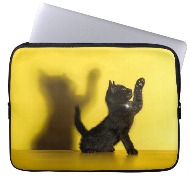 Kutest Baby Animals | Zwart kattenspel Laptop Sleeve (Voorkant)