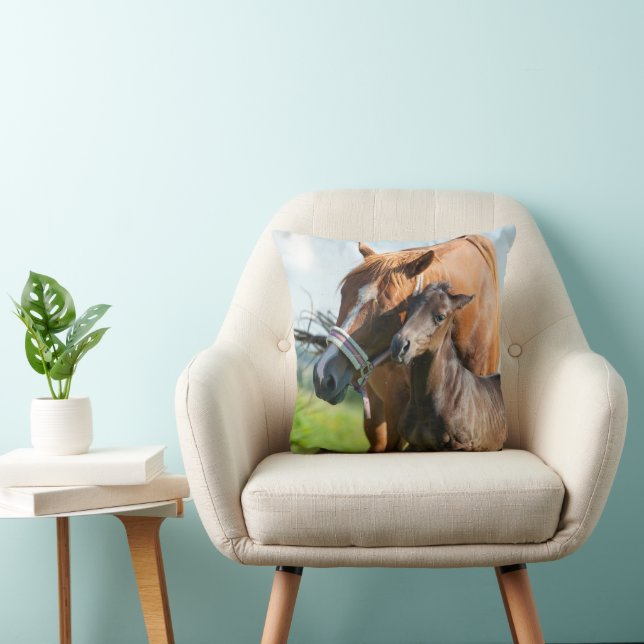 Kutest Baby Animals | Zwarte foal met mam Kussen (Stoel)