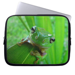 Kutgroene kikker op bladeren in de boom laptop sleeve