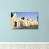 Kuthodaw Pagoda in Mandalay, bekend als de Canvas Afdruk (Insitu (Houten vloer))