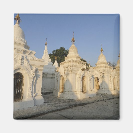 Kuthodaw Pagoda in Mandalay, bekend als de Magneet (Voorkant)
