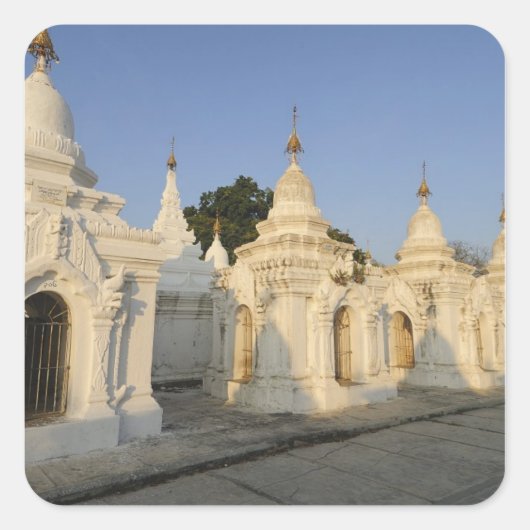 Kuthodaw Pagoda in Mandalay, bekend als de Vierkante Sticker (Voorkant)