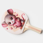 Kutste Baby muis met het hart van de Valentijns Tafeltennisbatje (Zijkant)