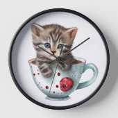 KUUT BROWN TABBY KITTEN SITTEN IN EEN RODE WIT-KUP (Voorkant)