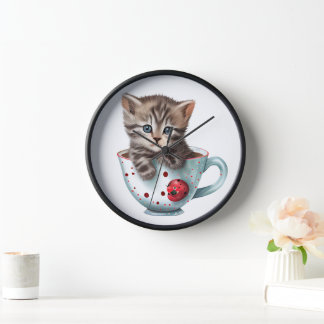 KUUT BROWN TABBY KITTEN SITTEN IN EEN RODE WIT-KUP