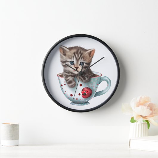 KUUT BROWN TABBY KITTEN SITTEN IN EEN RODE WIT-KUP (Huis)