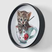 KUUT BROWN TABBY KITTEN SITTEN IN EEN RODE WIT-KUP (Hoek)