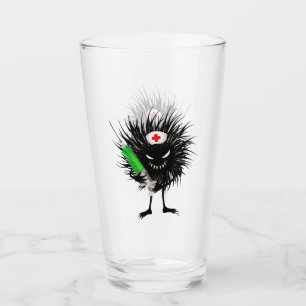Kwaad verpleegster monster met spuit glas