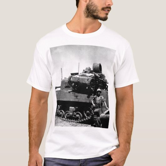 Kwajalein Atoll.  Pfc. N.E. Draaibanken naast T-shirt (Voorkant)