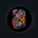 kwal ronde button 5,7 cm<br><div class="desc">Een groep schijfvormige kwallen waarin de stof het overheersende en opvallende individu in de levenscyclus is.</div>