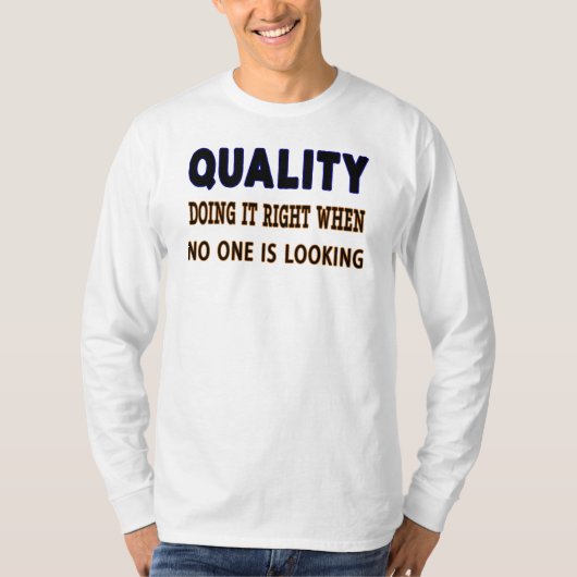 Kwaliteit citeert, doet het juist wanneer niemand  t-shirt (Voorkant)